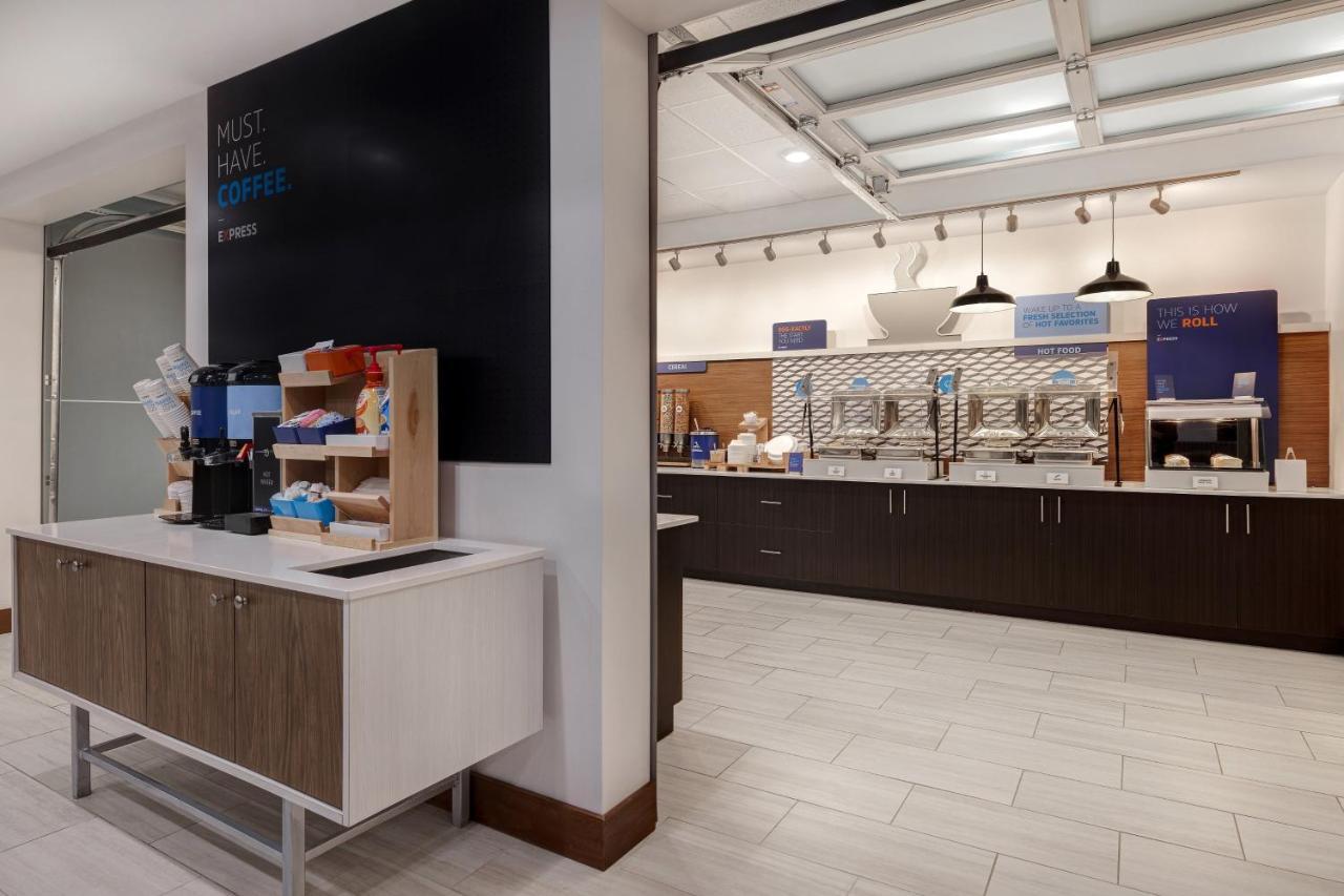 Holiday Inn Express & Suites - Brighton By Ihg Esterno foto